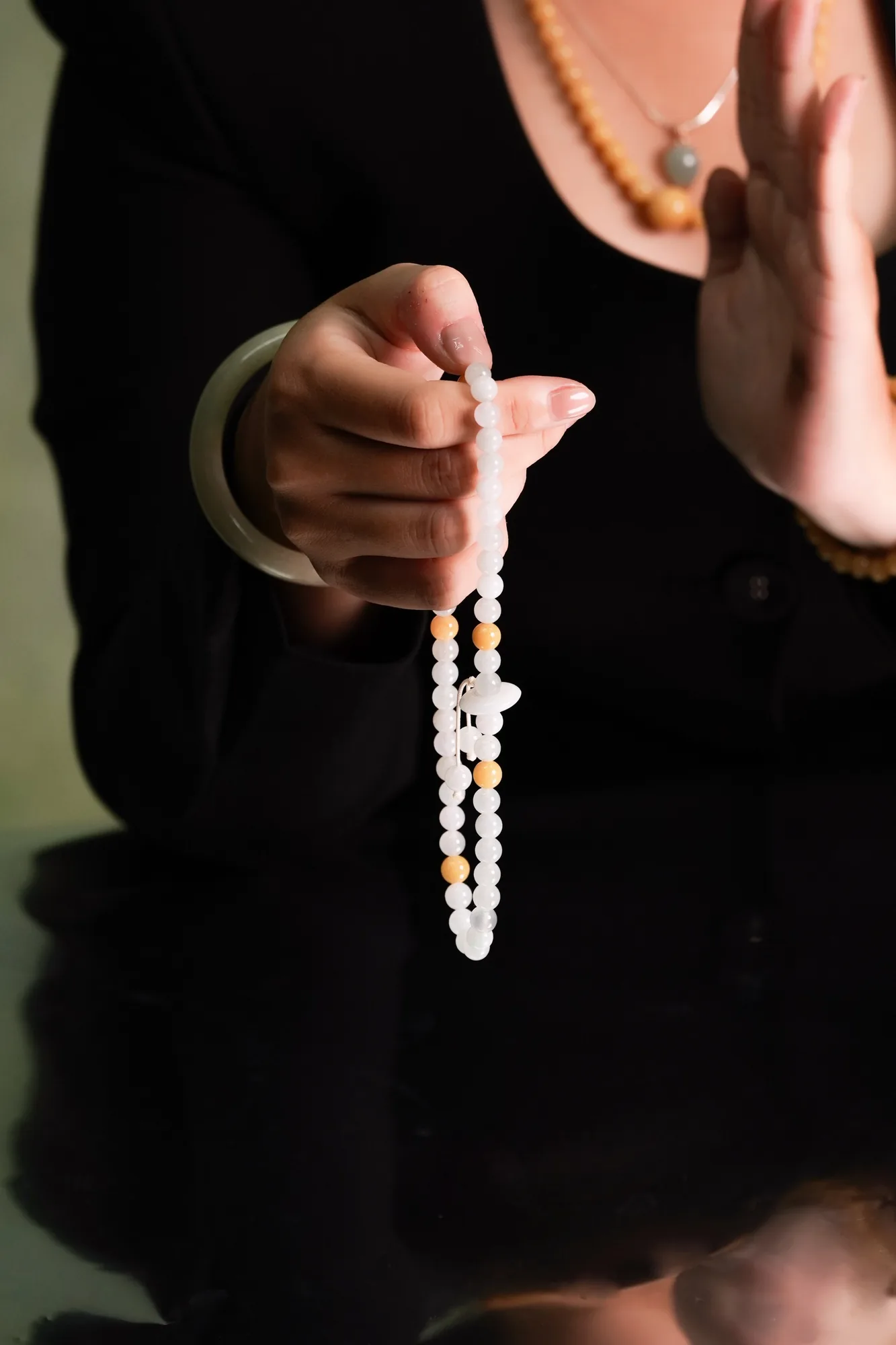 THỨC · Jewelry held in the hands