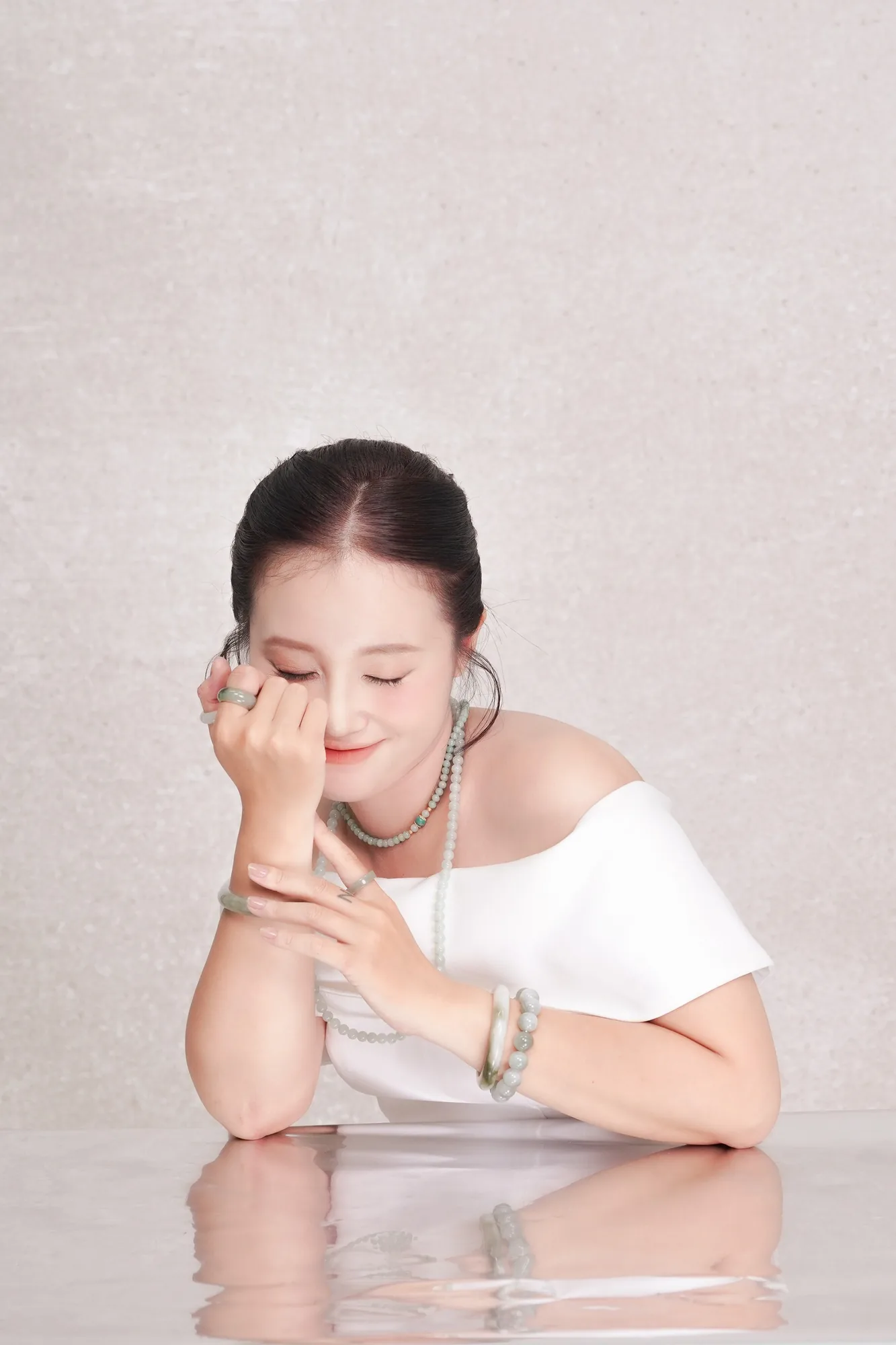 THỨC · Portrait with a reflective tabletop